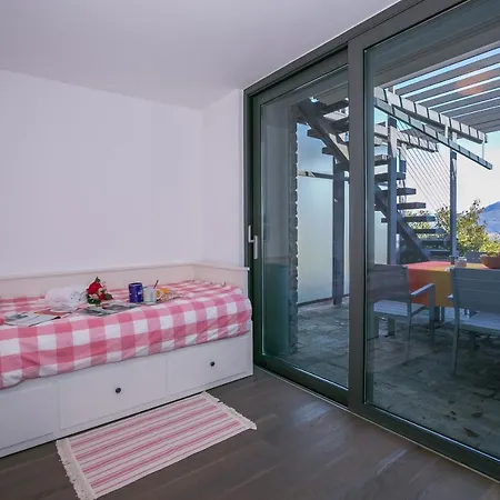 Sleeps 4 Pool Air Con