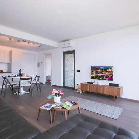 Sleeps 4 Pool Air Con Apartment