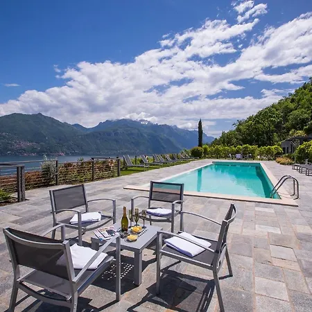 Sleeps 4 Pool Air Con