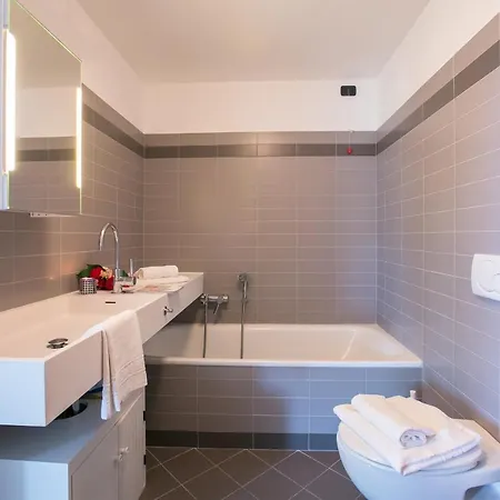 Apartment Sleeps 4 Pool Air Con